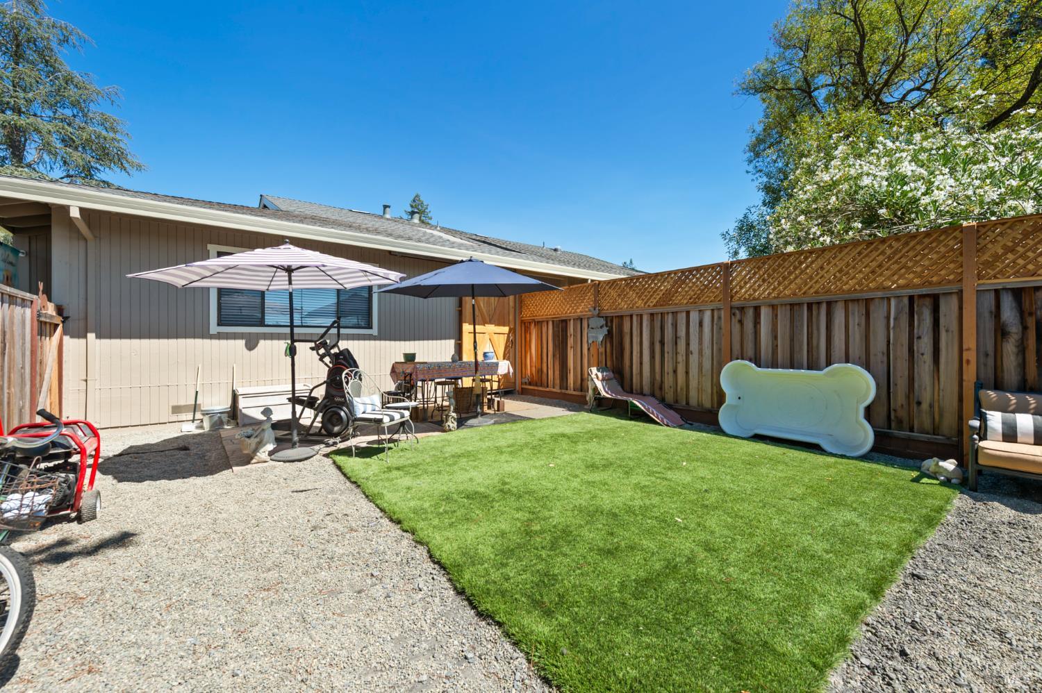 Detail Gallery Image 19 of 44 For 695 Montclair Dr, Santa Rosa,  CA 95409 - 5 Beds | 3 Baths