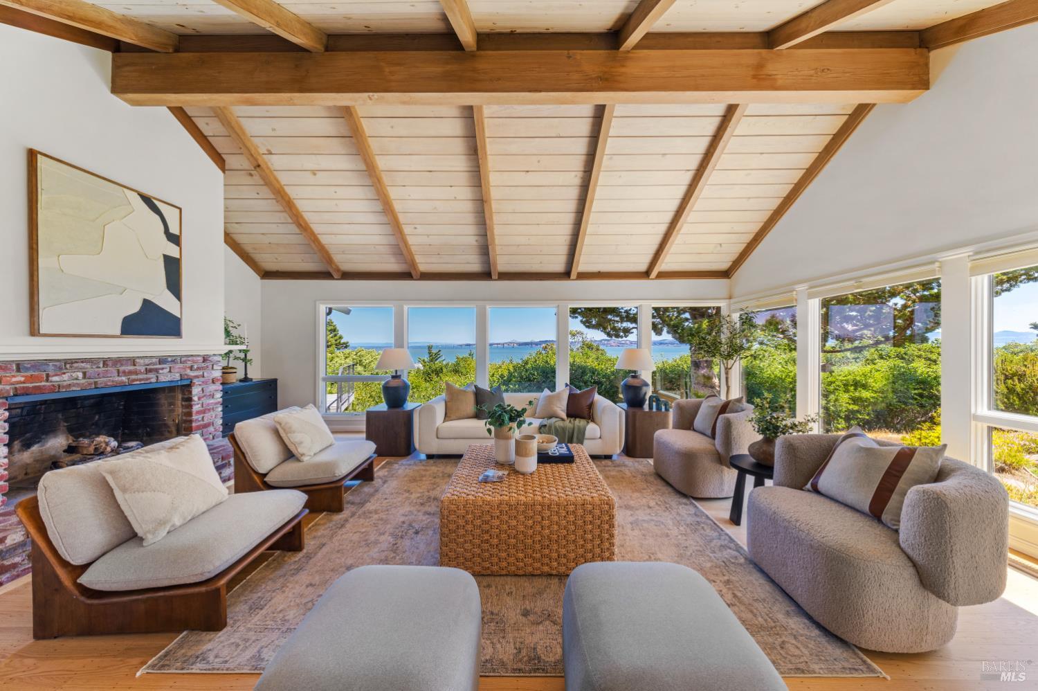 Detail Gallery Image 11 of 43 For 4655 Paradise Dr, Tiburon,  CA 94920 - 4 Beds | 2 Baths