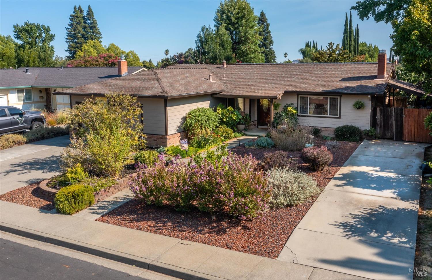 Detail Gallery Image 3 of 42 For 618 Crestview Dr, Vacaville,  CA 95688 - 4 Beds | 2 Baths