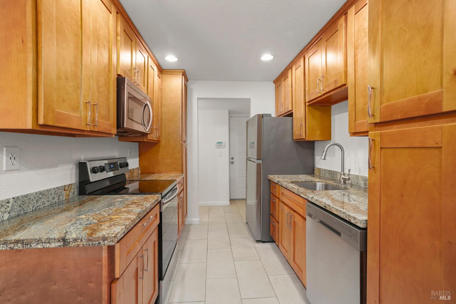 Detail Gallery Image 6 of 28 For 677 Center Ave, Martinez,  CA 94553 - 2 Beds | 1 Baths