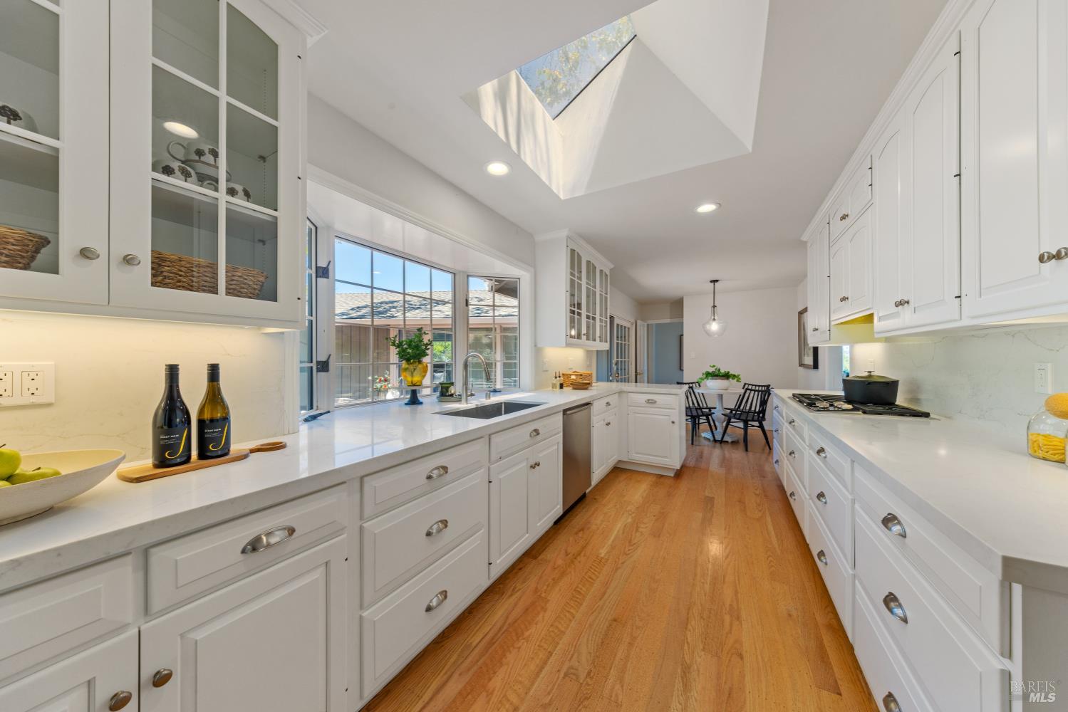 Detail Gallery Image 9 of 43 For 4655 Paradise Dr, Tiburon,  CA 94920 - 4 Beds | 2 Baths