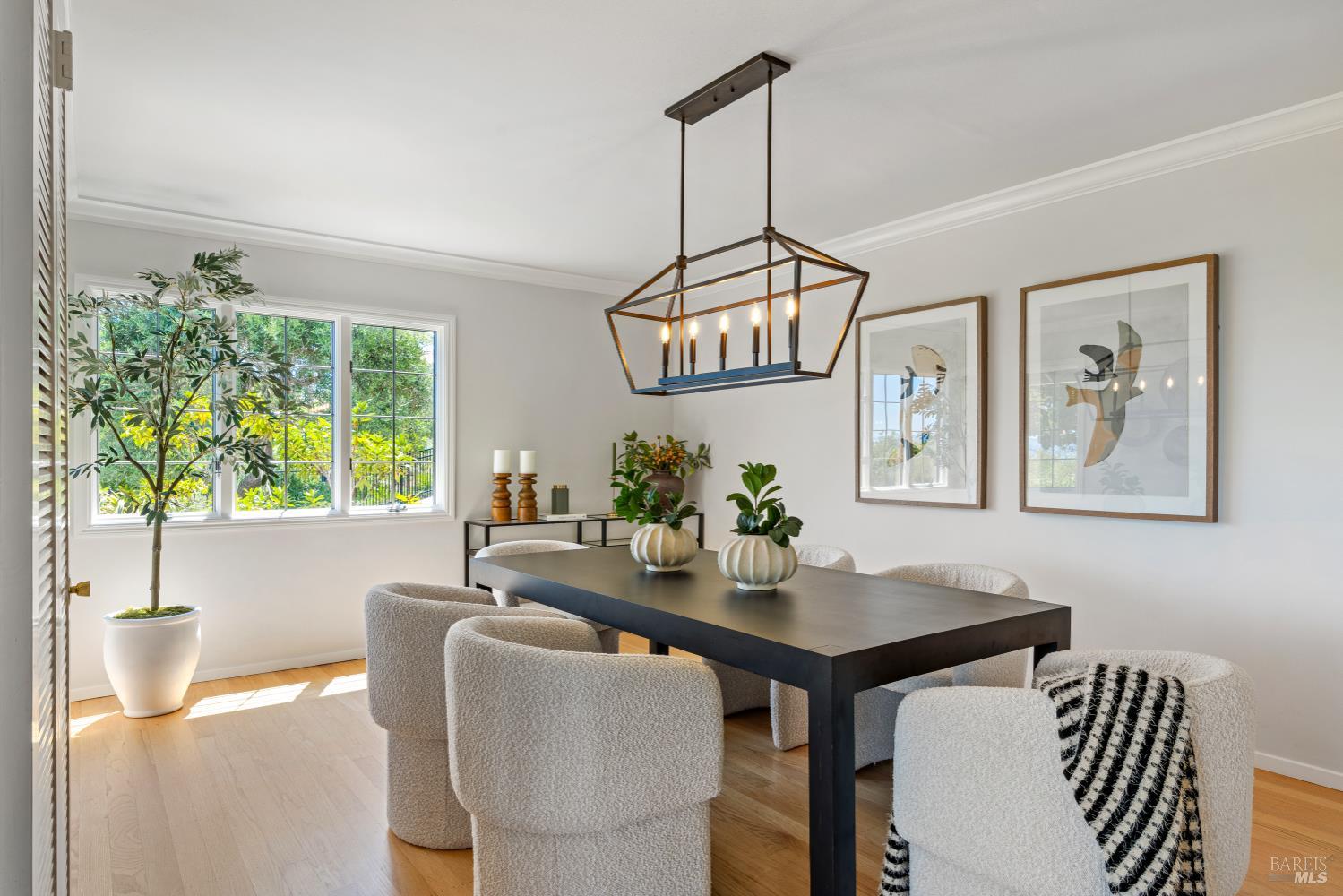 Detail Gallery Image 13 of 43 For 4655 Paradise Dr, Tiburon,  CA 94920 - 4 Beds | 2 Baths