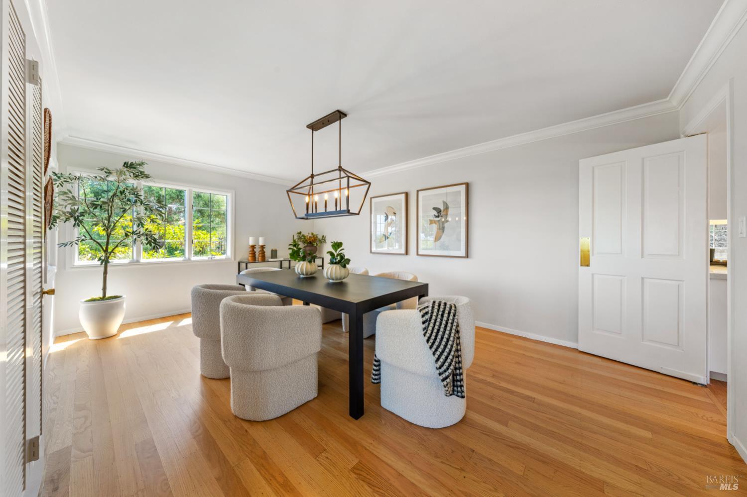 Detail Gallery Image 12 of 43 For 4655 Paradise Dr, Tiburon,  CA 94920 - 4 Beds | 2 Baths