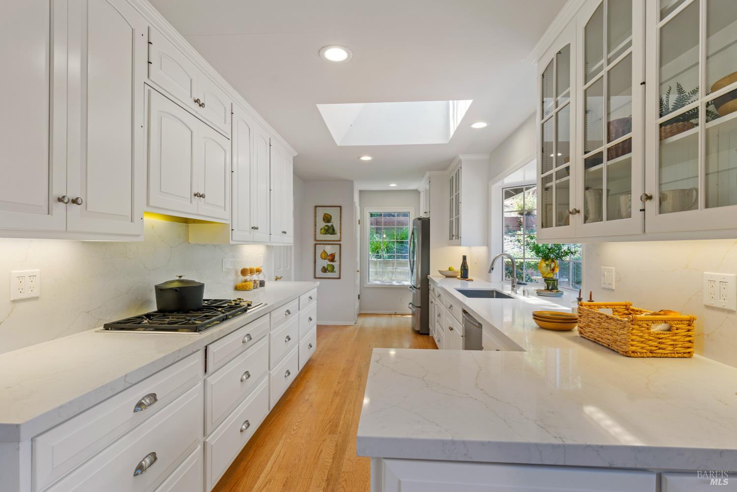 Detail Gallery Image 15 of 43 For 4655 Paradise Dr, Tiburon,  CA 94920 - 4 Beds | 2 Baths