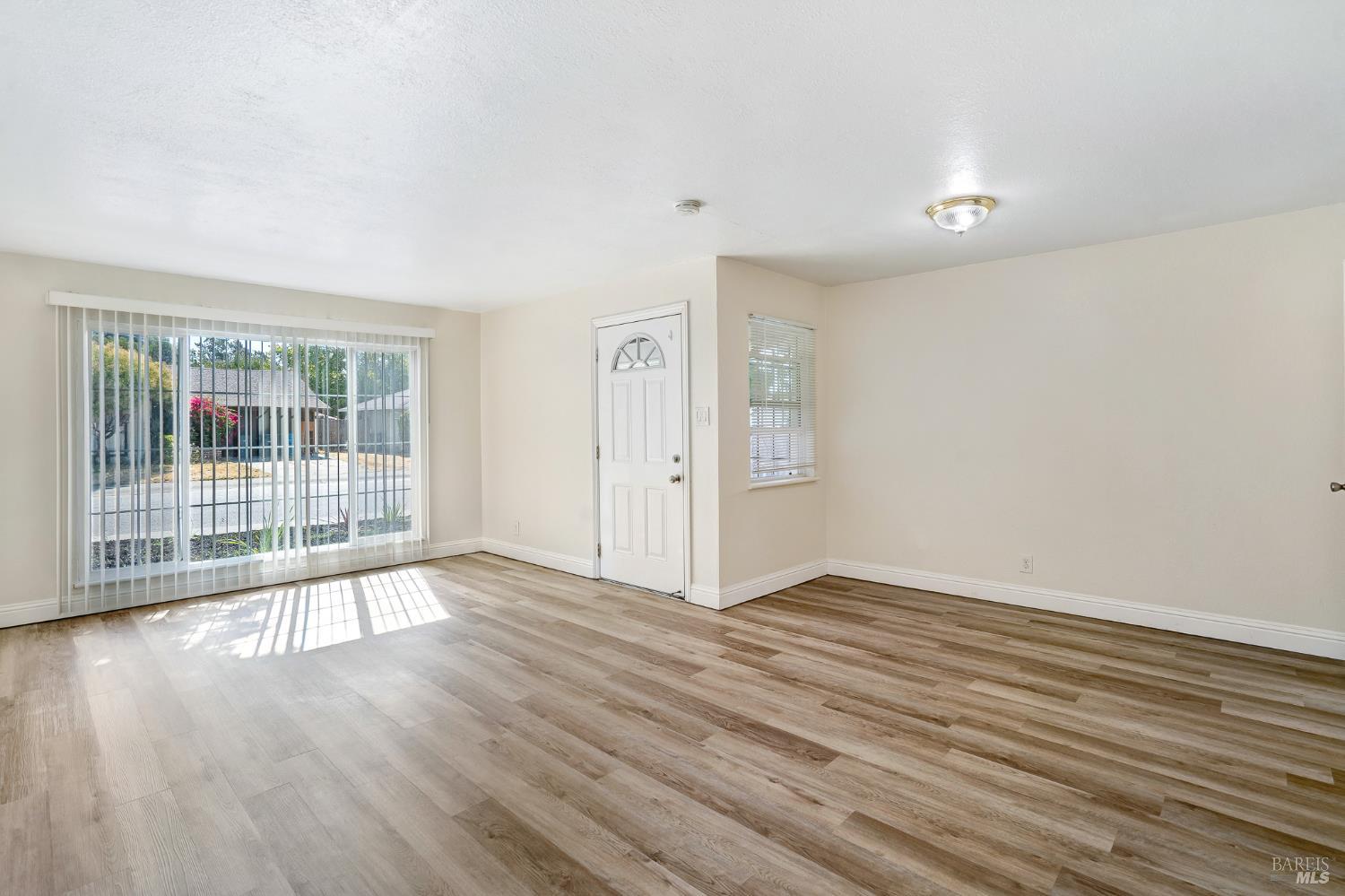 Detail Gallery Image 5 of 37 For 615 Vervais Ave, Vallejo,  CA 94591 - 4 Beds | 2 Baths