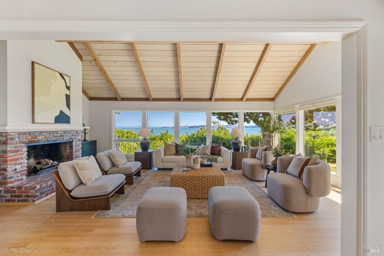 Detail Gallery Image 10 of 43 For 4655 Paradise Dr, Tiburon,  CA 94920 - 4 Beds | 2 Baths