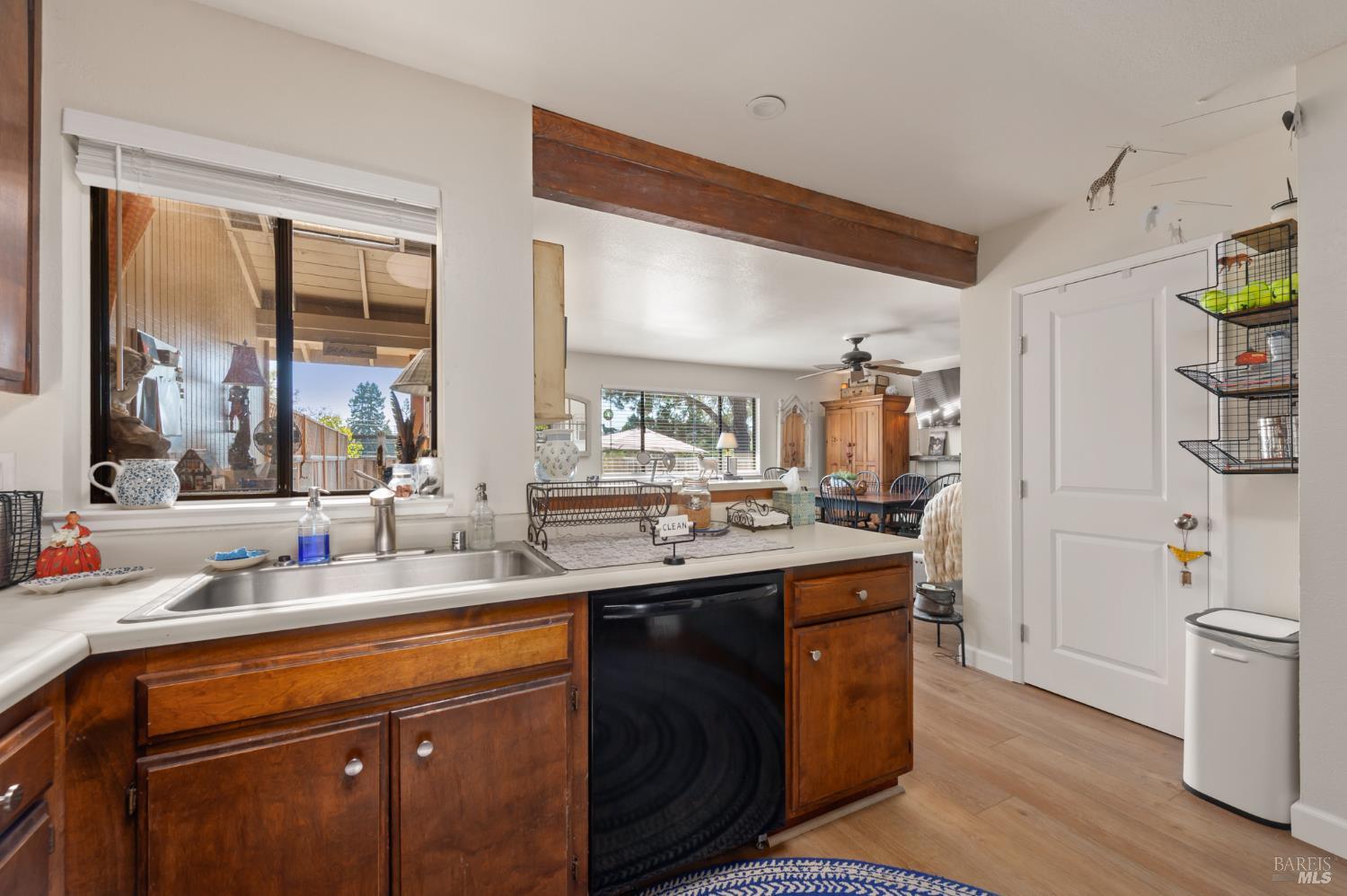 Detail Gallery Image 14 of 44 For 695 Montclair Dr, Santa Rosa,  CA 95409 - 5 Beds | 3 Baths