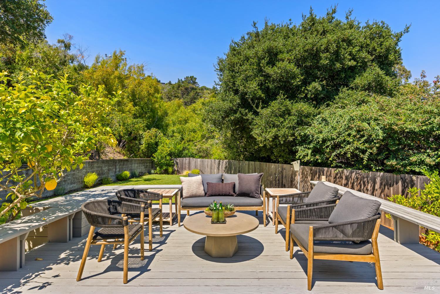Detail Gallery Image 5 of 43 For 4655 Paradise Dr, Tiburon,  CA 94920 - 4 Beds | 2 Baths