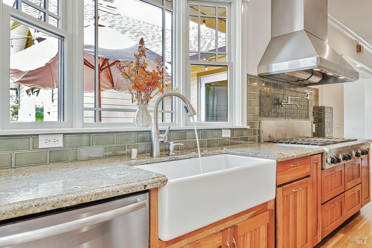 Detail Gallery Image 17 of 52 For 405 Oakdale Ave, Corte Madera,  CA 94925 - 4 Beds | 4/1 Baths