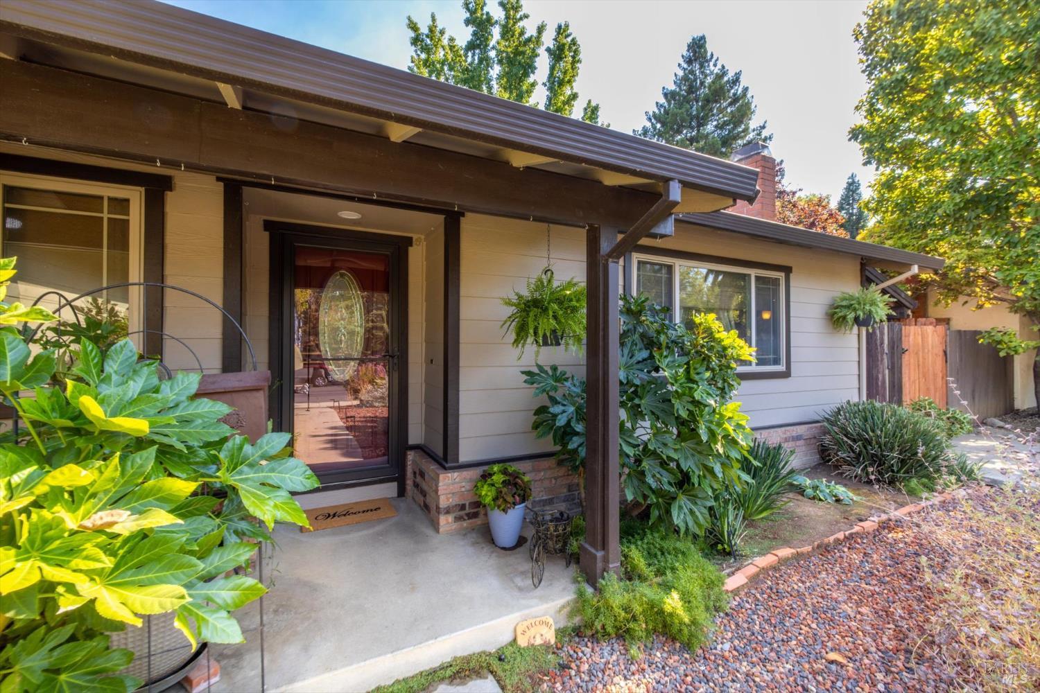 Detail Gallery Image 5 of 42 For 618 Crestview Dr, Vacaville,  CA 95688 - 4 Beds | 2 Baths