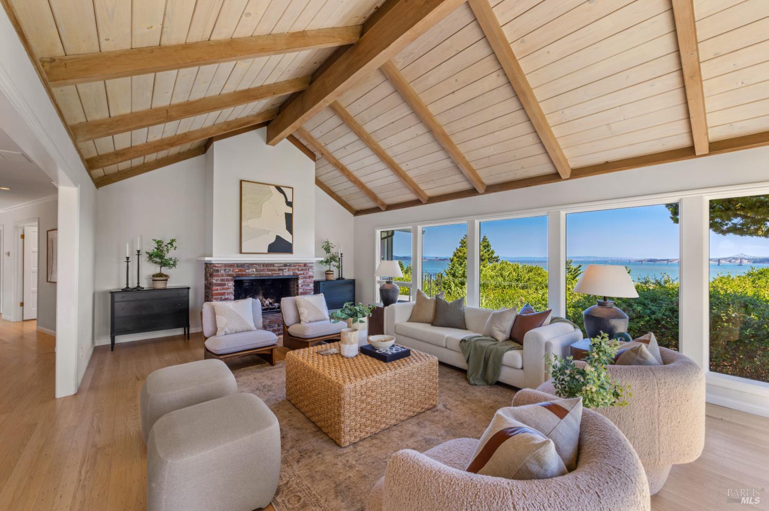 Detail Gallery Image 6 of 43 For 4655 Paradise Dr, Tiburon,  CA 94920 - 4 Beds | 2 Baths