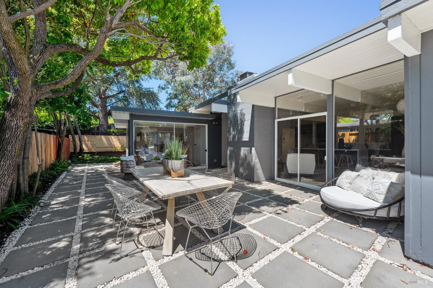 Detail Gallery Image 4 of 21 For 853 Pine Ln, San Rafael,  CA 94903 - 4 Beds | 2 Baths