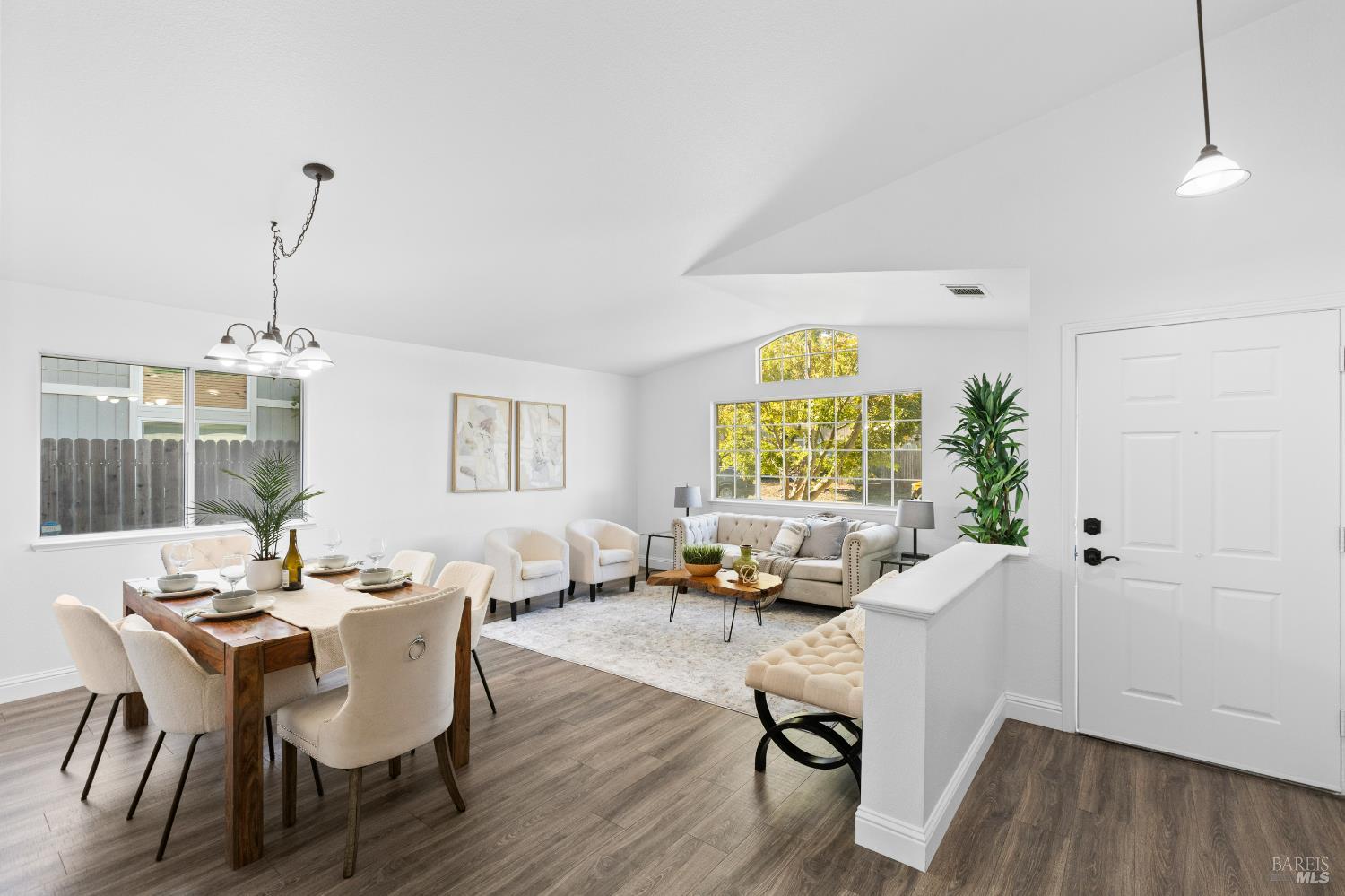Detail Gallery Image 3 of 42 For 695 Fountain Way, Dixon,  CA 95620 - 4 Beds | 2 Baths