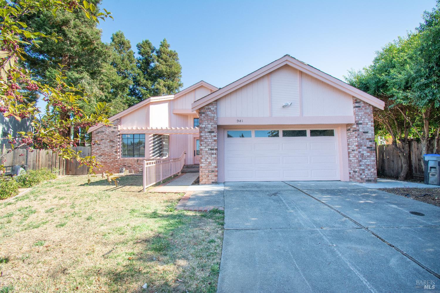 Detail Gallery Image 2 of 36 For 941 Hickory Ct, Fairfield,  CA 94533 - 3 Beds | 2 Baths