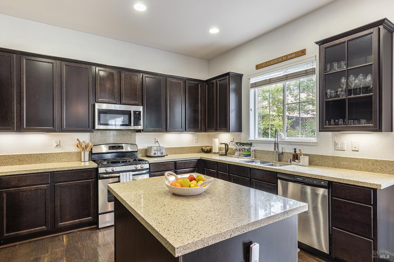 Detail Gallery Image 18 of 42 For 1694 Southridge Dr, Petaluma,  CA 94954 - 4 Beds | 2/1 Baths