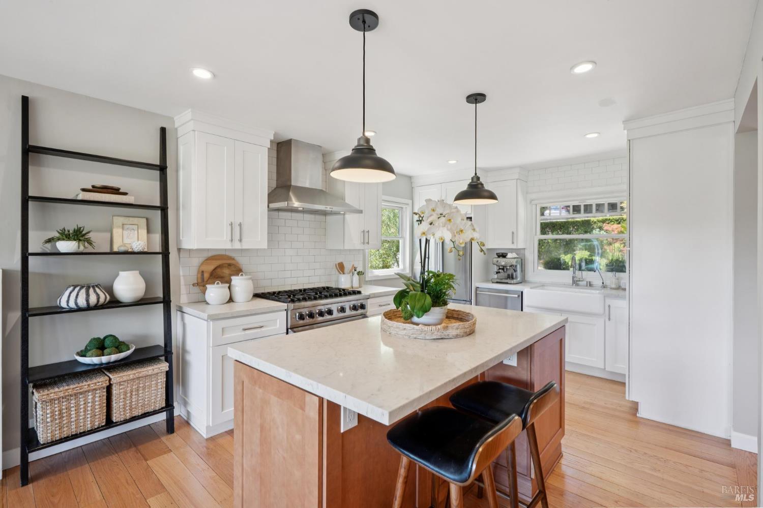 Detail Gallery Image 10 of 57 For 34 Ridge Ave, San Rafael,  CA 94901 - 3 Beds | 3 Baths