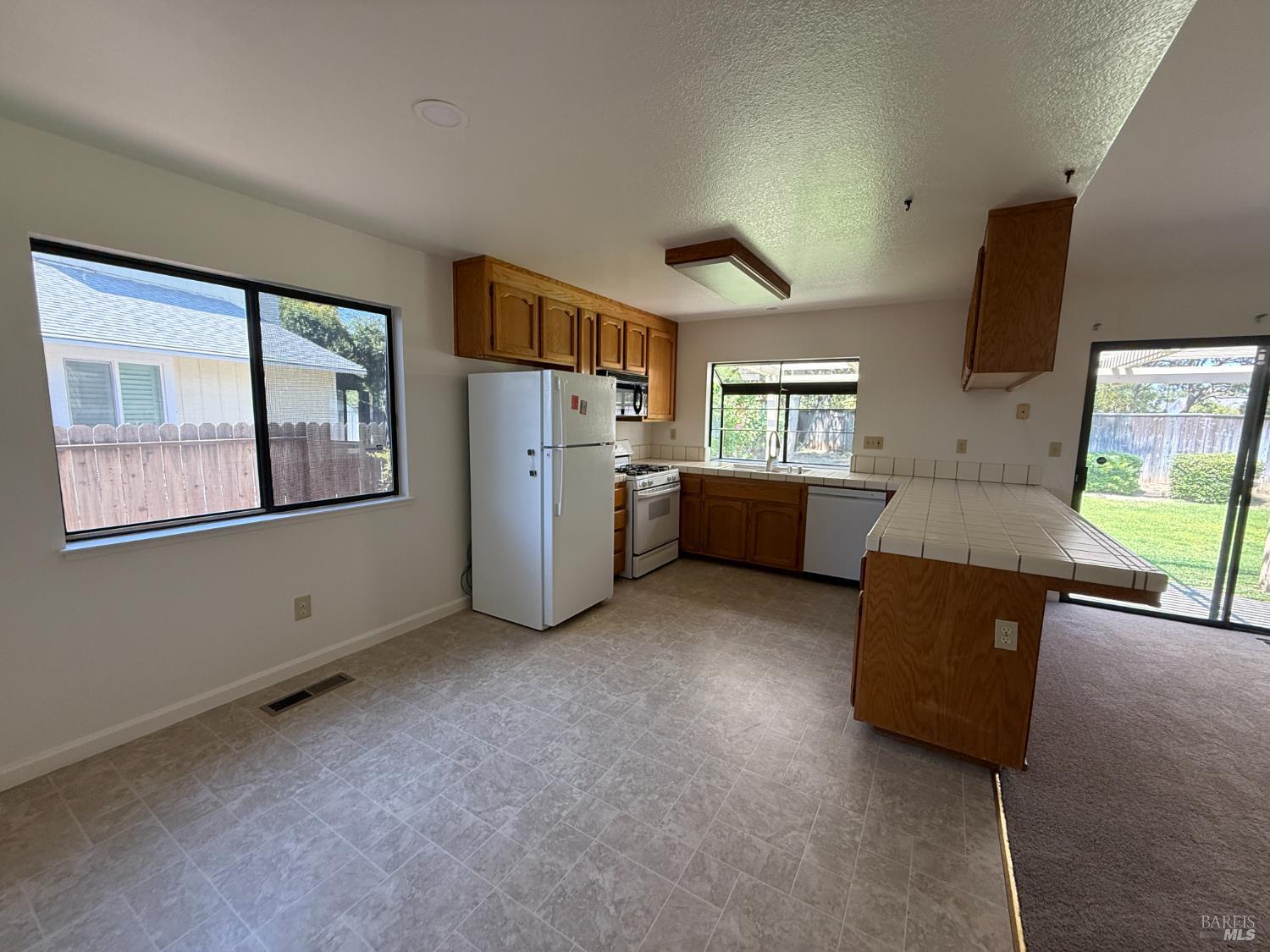 Detail Gallery Image 7 of 15 For 524 Oakmeadow Ct, Vacaville,  CA 95687 - 4 Beds | 2 Baths