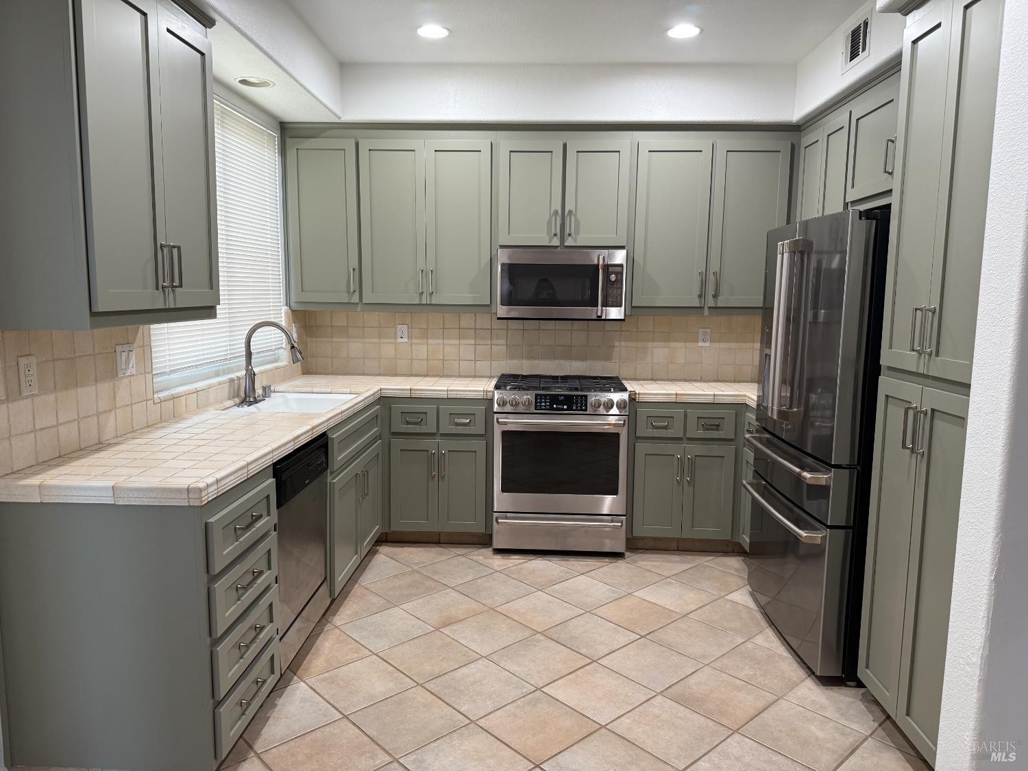 Detail Gallery Image 5 of 12 For 488 Alvarado St, San Leandro,  CA 94577 - 3 Beds | 2/1 Baths