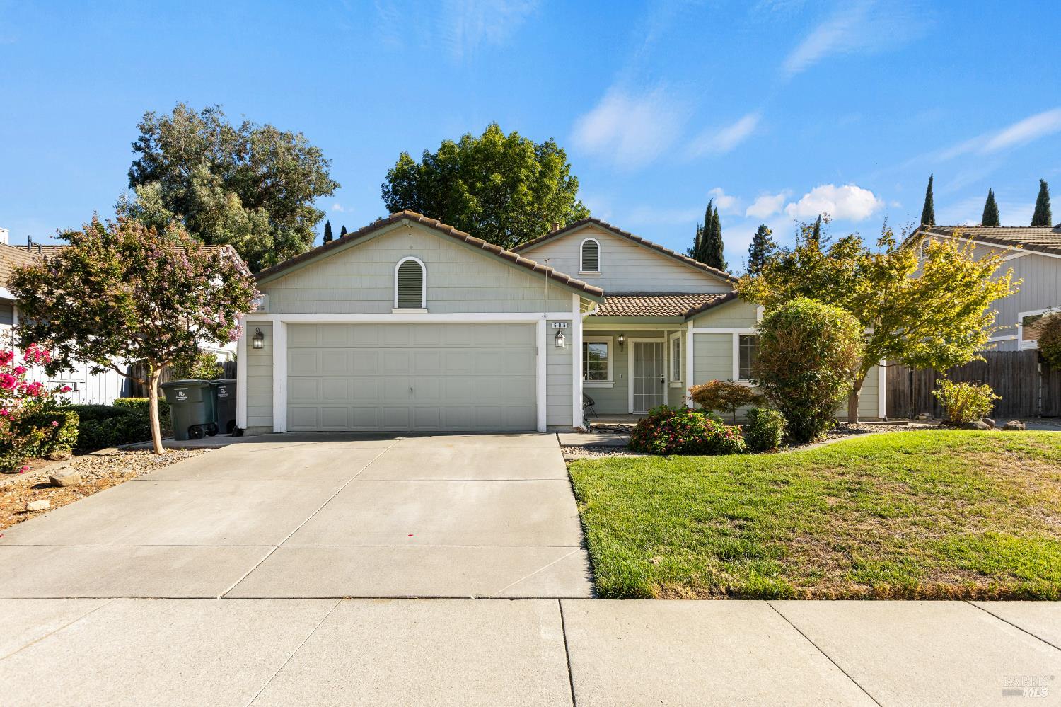 Detail Gallery Image 1 of 42 For 695 Fountain Way, Dixon,  CA 95620 - 4 Beds | 2 Baths