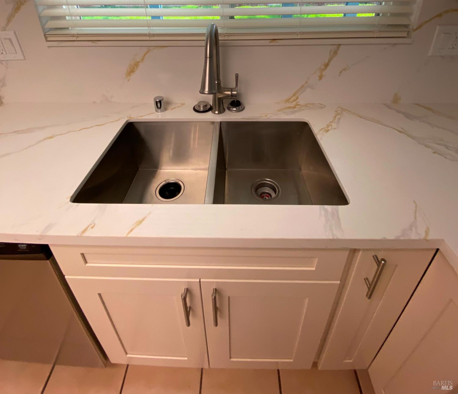 Detail Gallery Image 4 of 12 For 183 Clayton Cir, Vacaville,  CA 95687 - 4 Beds | 2/1 Baths
