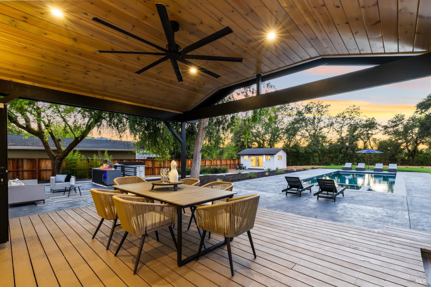 Detail Gallery Image 2 of 66 For 2283 Woodside Way, Healdsburg,  CA 95448 - 3 Beds | 4 Baths
