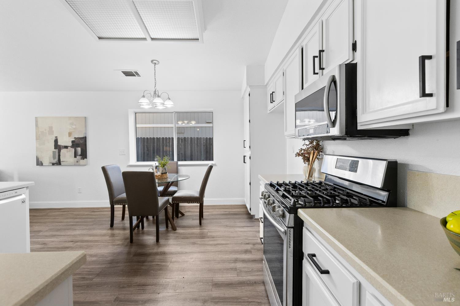 Detail Gallery Image 9 of 42 For 695 Fountain Way, Dixon,  CA 95620 - 4 Beds | 2 Baths