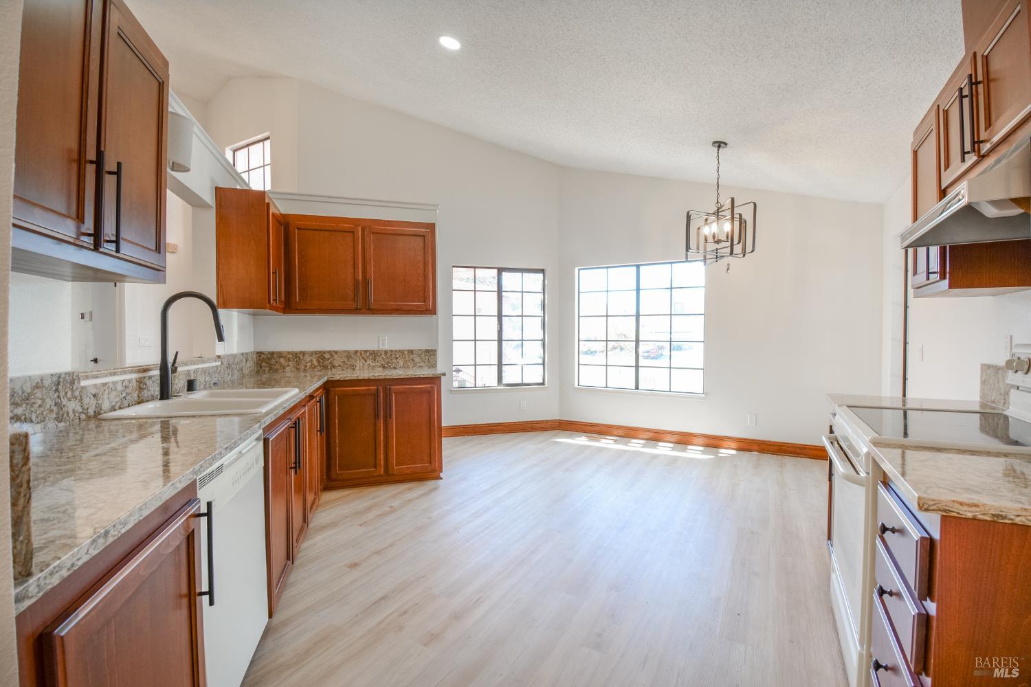 Detail Gallery Image 8 of 36 For 941 Hickory Ct, Fairfield,  CA 94533 - 3 Beds | 2 Baths