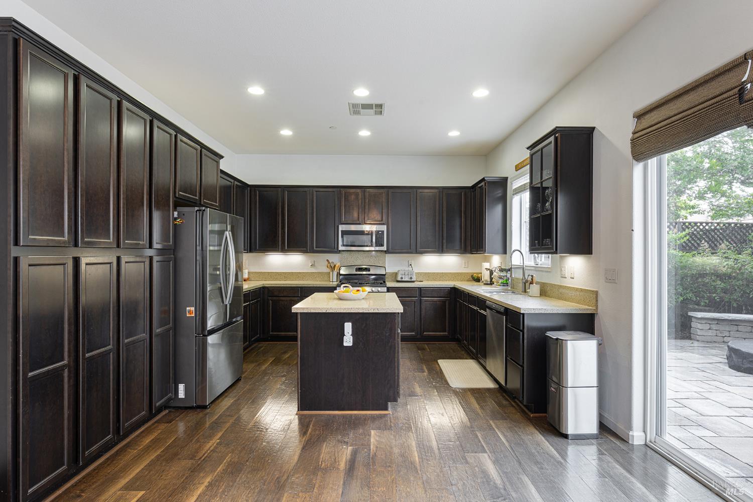 Detail Gallery Image 14 of 42 For 1694 Southridge Dr, Petaluma,  CA 94954 - 4 Beds | 2/1 Baths