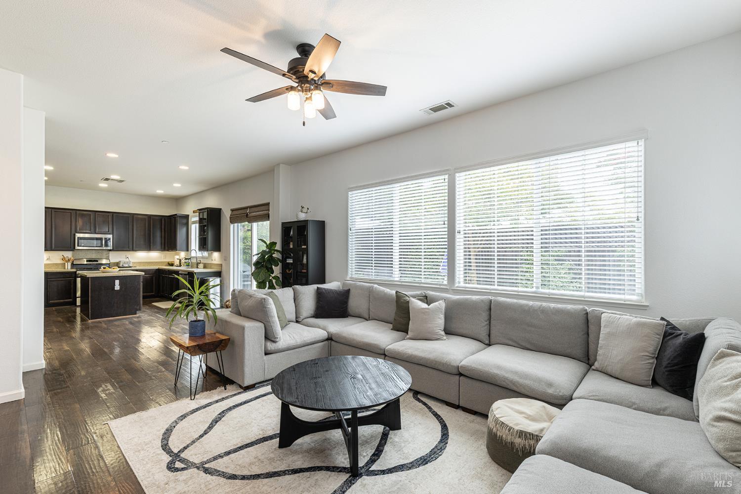 Detail Gallery Image 7 of 42 For 1694 Southridge Dr, Petaluma,  CA 94954 - 4 Beds | 2/1 Baths