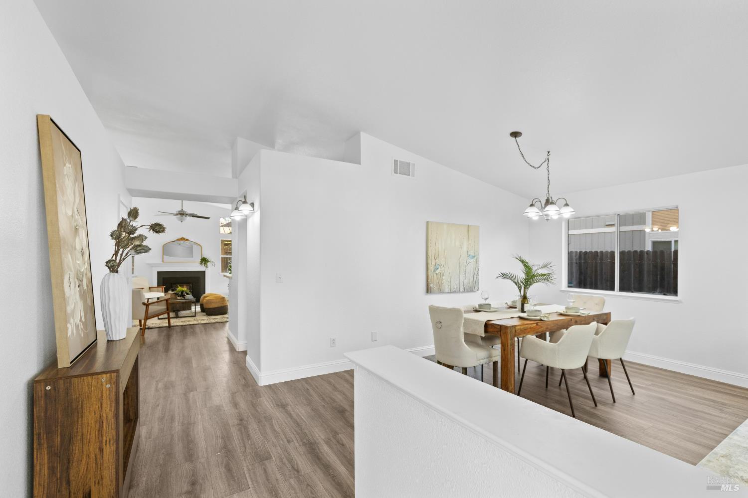 Detail Gallery Image 2 of 42 For 695 Fountain Way, Dixon,  CA 95620 - 4 Beds | 2 Baths