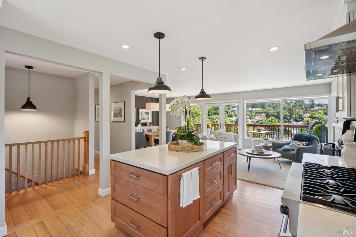 Detail Gallery Image 11 of 57 For 34 Ridge Ave, San Rafael,  CA 94901 - 3 Beds | 3 Baths