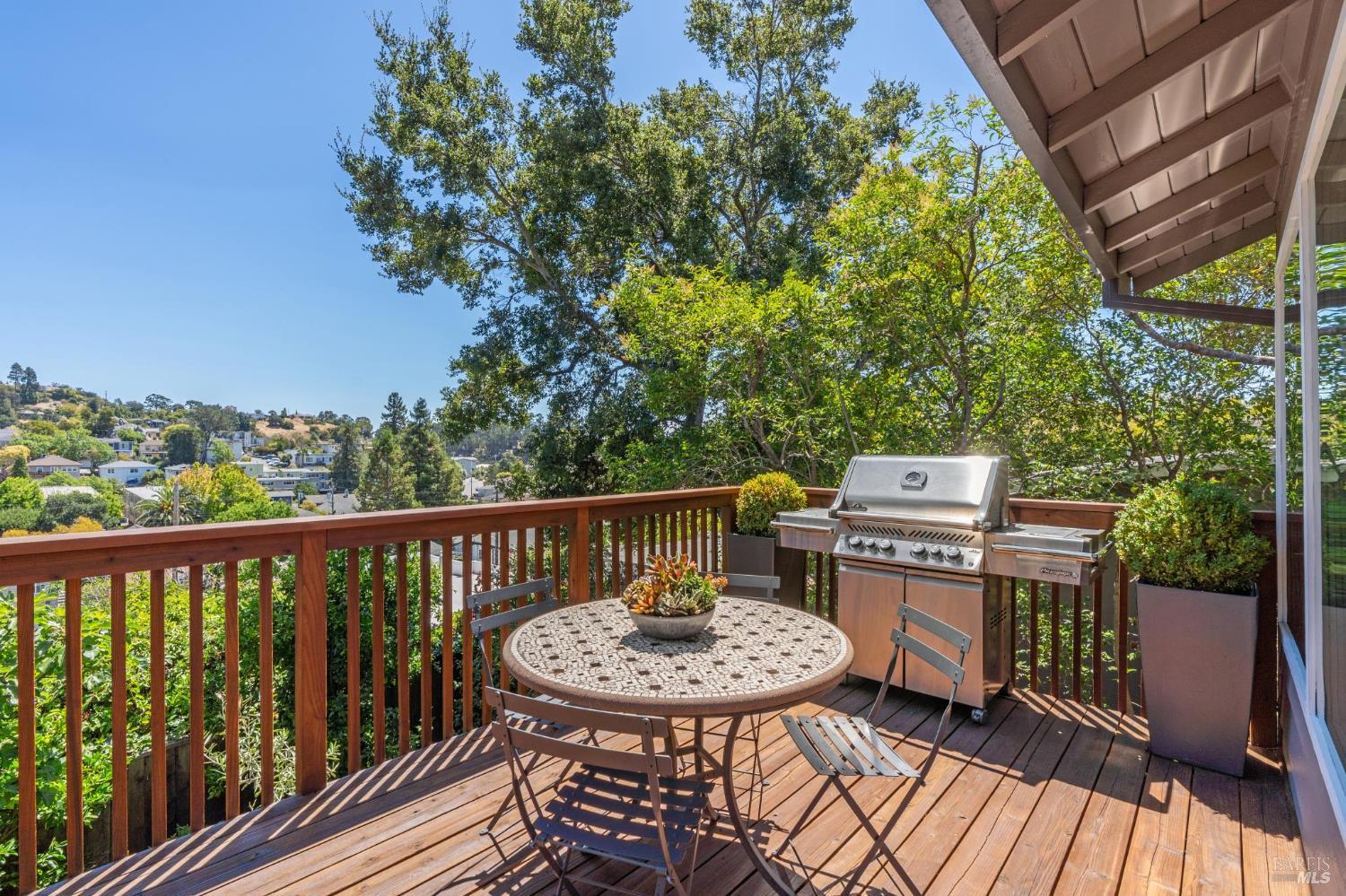 Detail Gallery Image 22 of 57 For 34 Ridge Ave, San Rafael,  CA 94901 - 3 Beds | 3 Baths