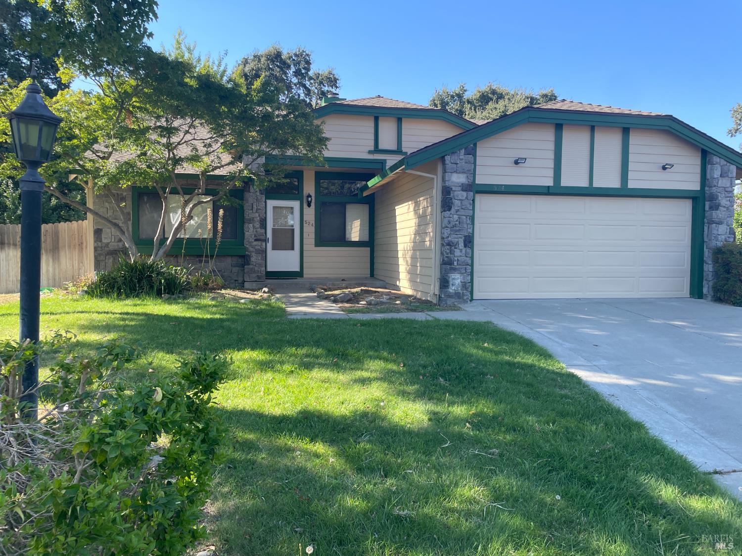 Detail Gallery Image 1 of 15 For 524 Oakmeadow Ct, Vacaville,  CA 95687 - 4 Beds | 2 Baths
