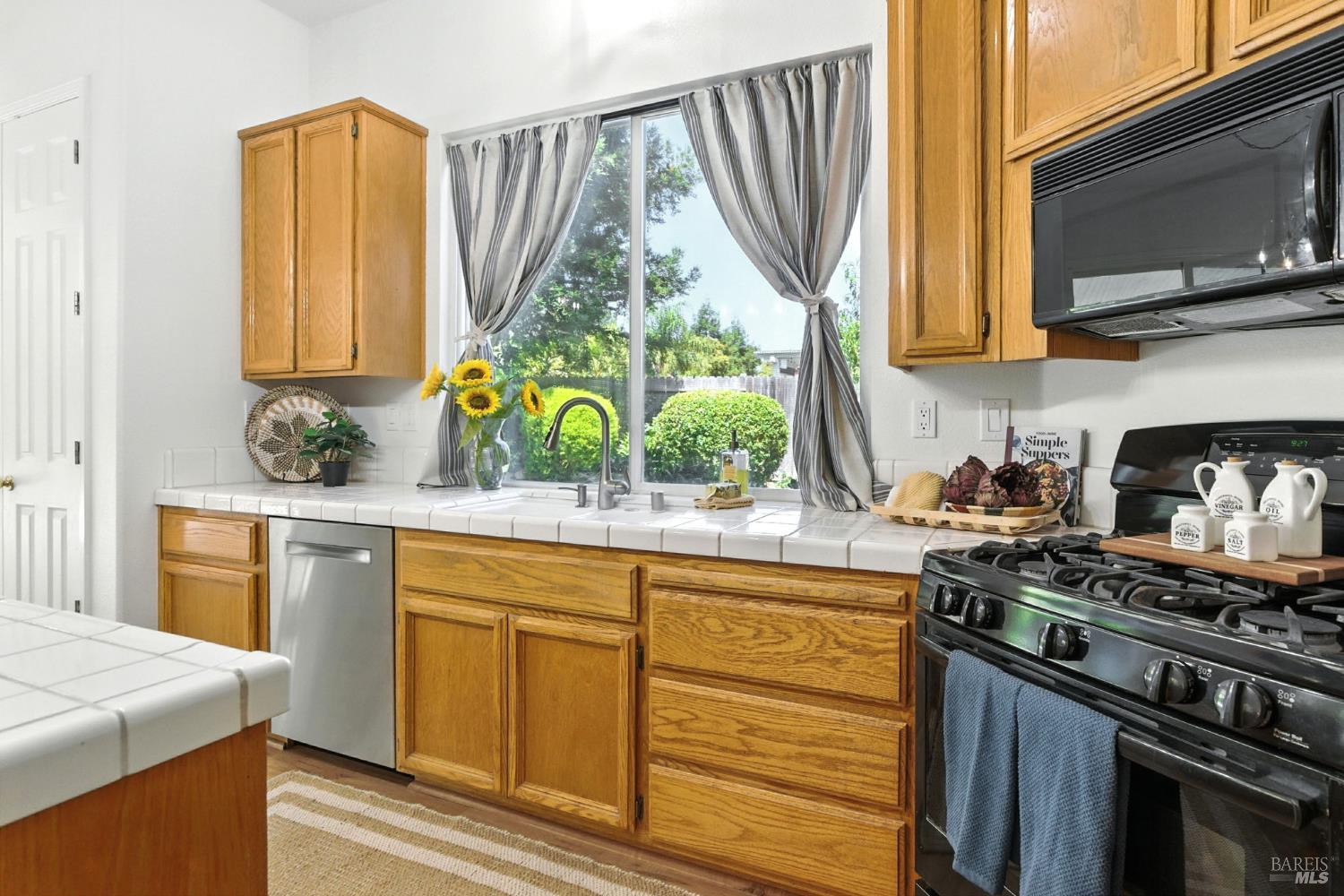 Detail Gallery Image 13 of 33 For 485 Pheasant Run Dr, Dixon,  CA 95620 - 4 Beds | 2 Baths
