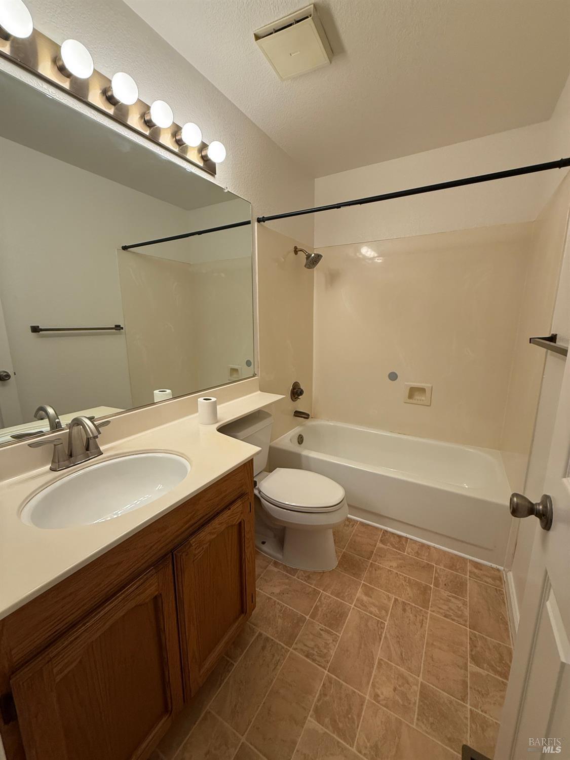 Detail Gallery Image 12 of 15 For 524 Oakmeadow Ct, Vacaville,  CA 95687 - 4 Beds | 2 Baths