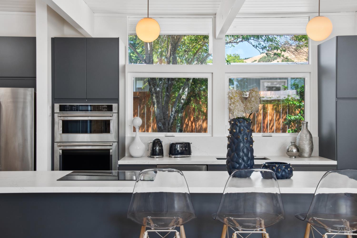Detail Gallery Image 7 of 21 For 853 Pine Ln, San Rafael,  CA 94903 - 4 Beds | 2 Baths