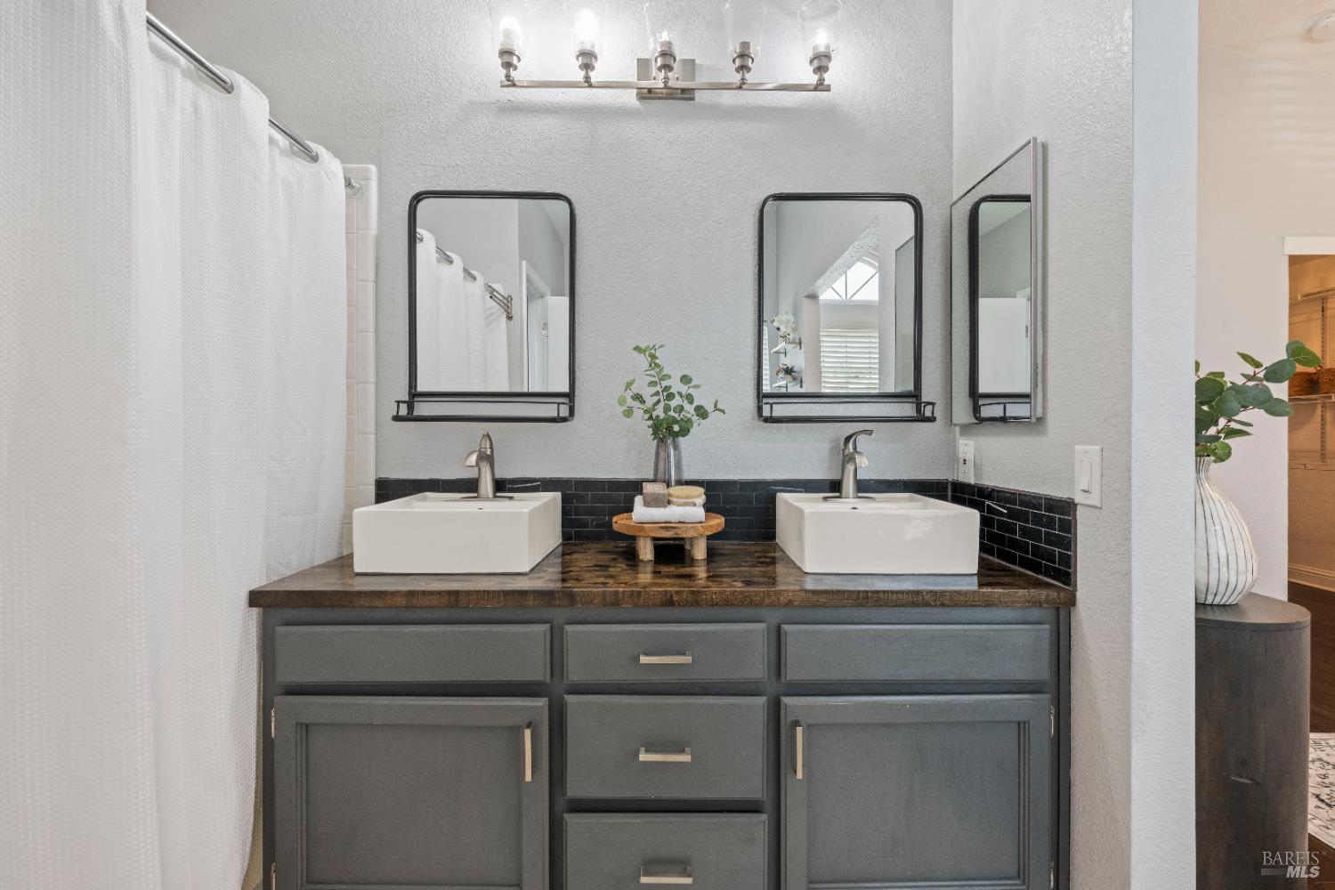 Detail Gallery Image 34 of 44 For 381 Shannon Dr, Vacaville,  CA 95688 - 4 Beds | 3 Baths