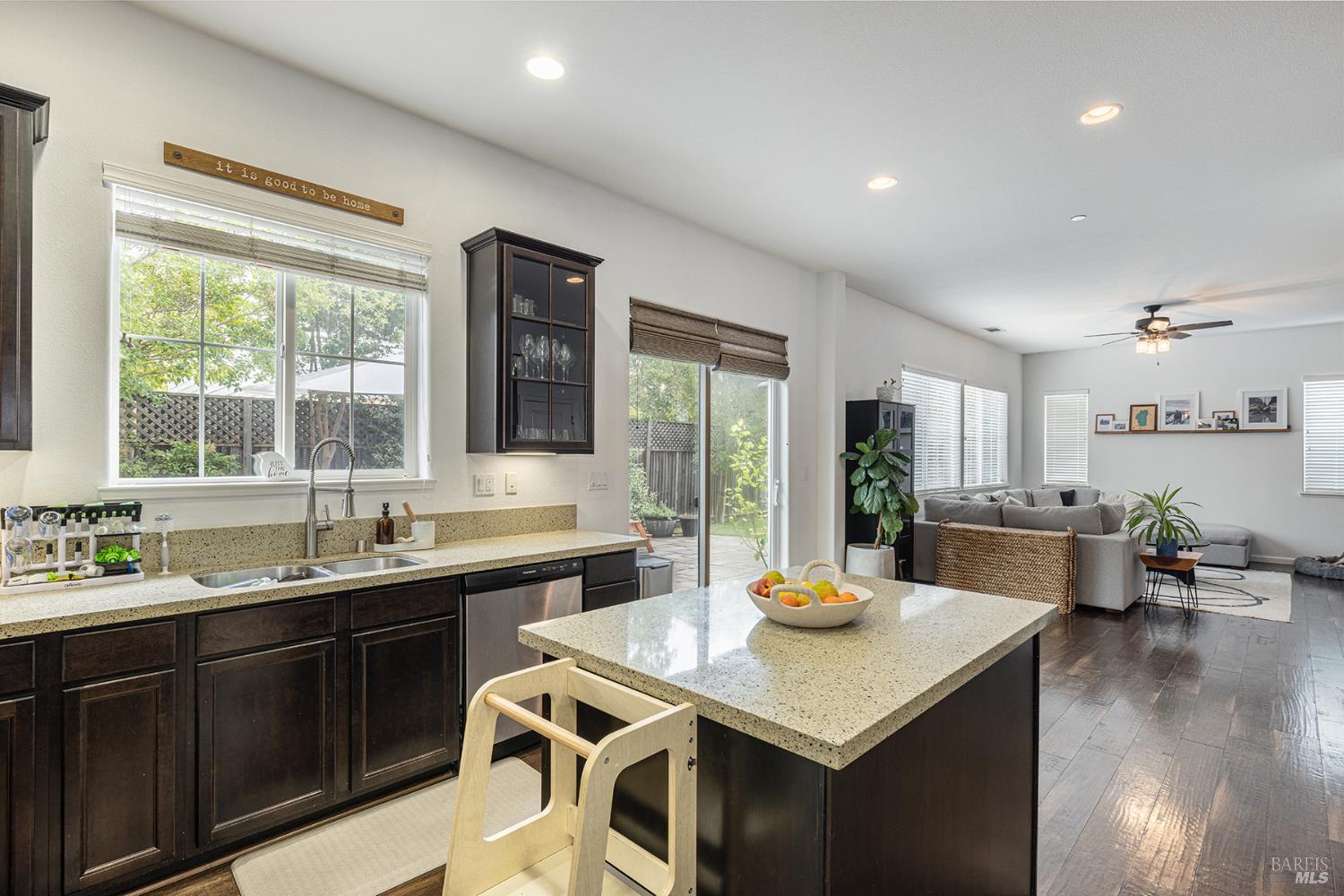 Detail Gallery Image 17 of 42 For 1694 Southridge Dr, Petaluma,  CA 94954 - 4 Beds | 2/1 Baths