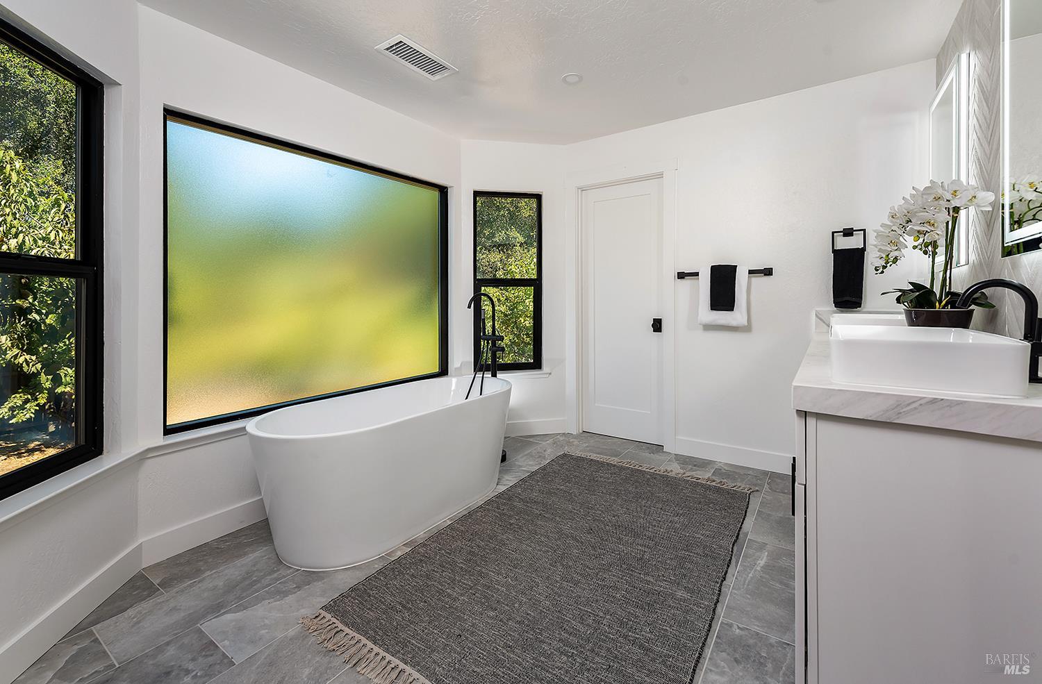 Detail Gallery Image 27 of 66 For 2283 Woodside Way, Healdsburg,  CA 95448 - 3 Beds | 4 Baths