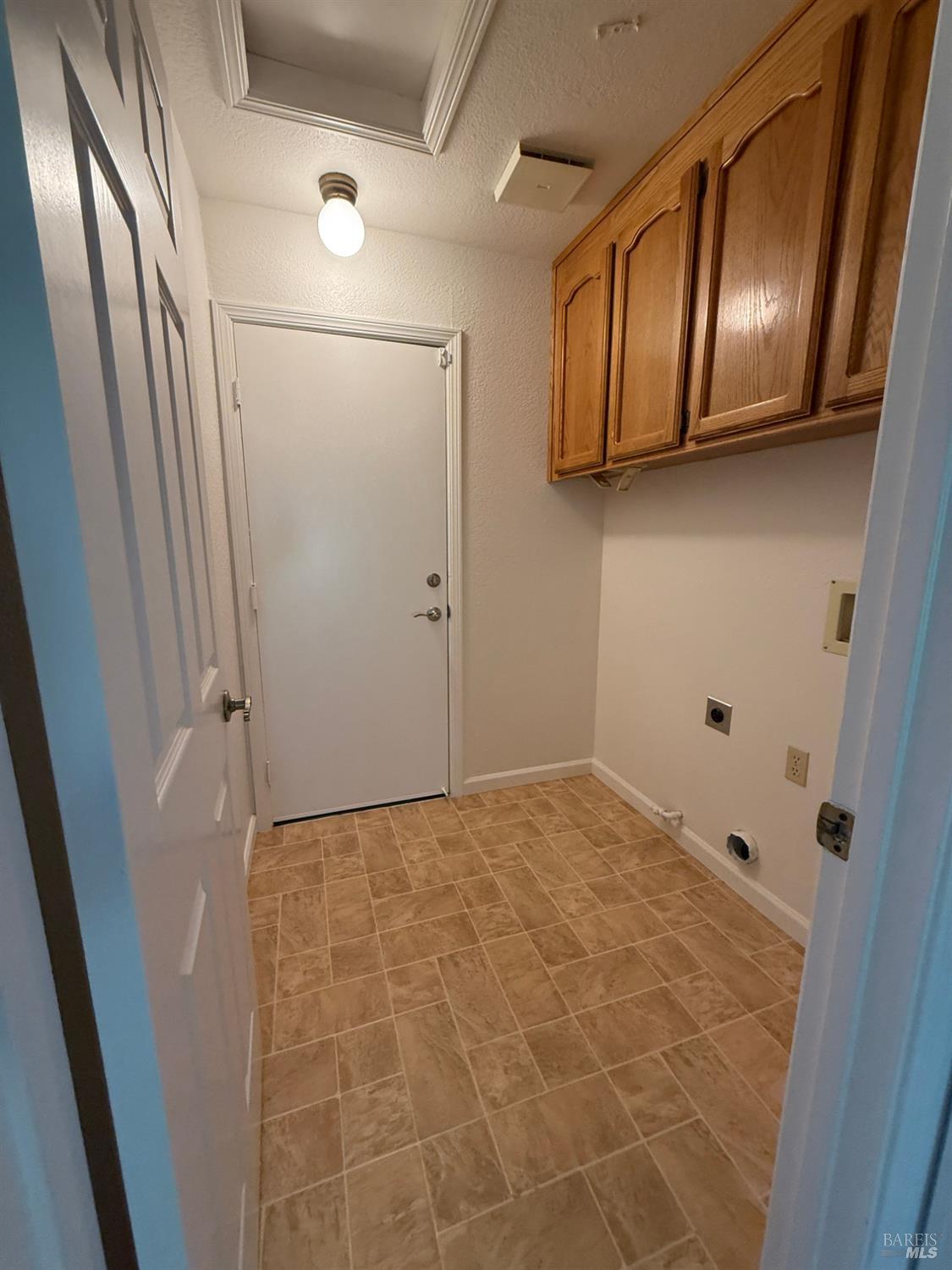 Detail Gallery Image 14 of 15 For 524 Oakmeadow Ct, Vacaville,  CA 95687 - 4 Beds | 2 Baths