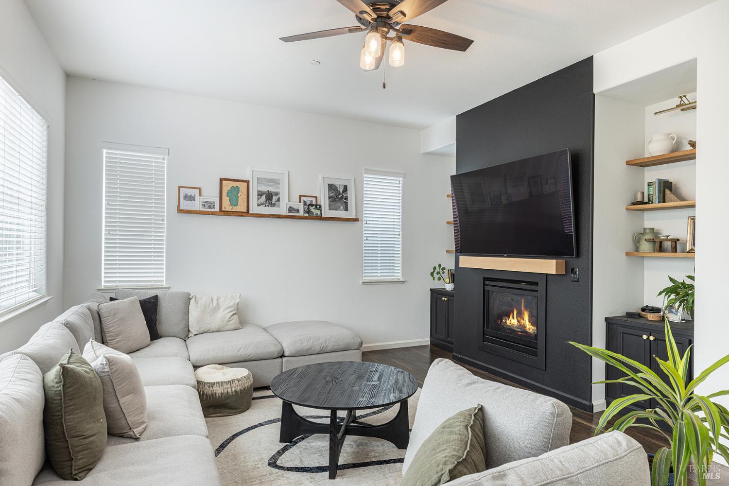 Detail Gallery Image 8 of 42 For 1694 Southridge Dr, Petaluma,  CA 94954 - 4 Beds | 2/1 Baths