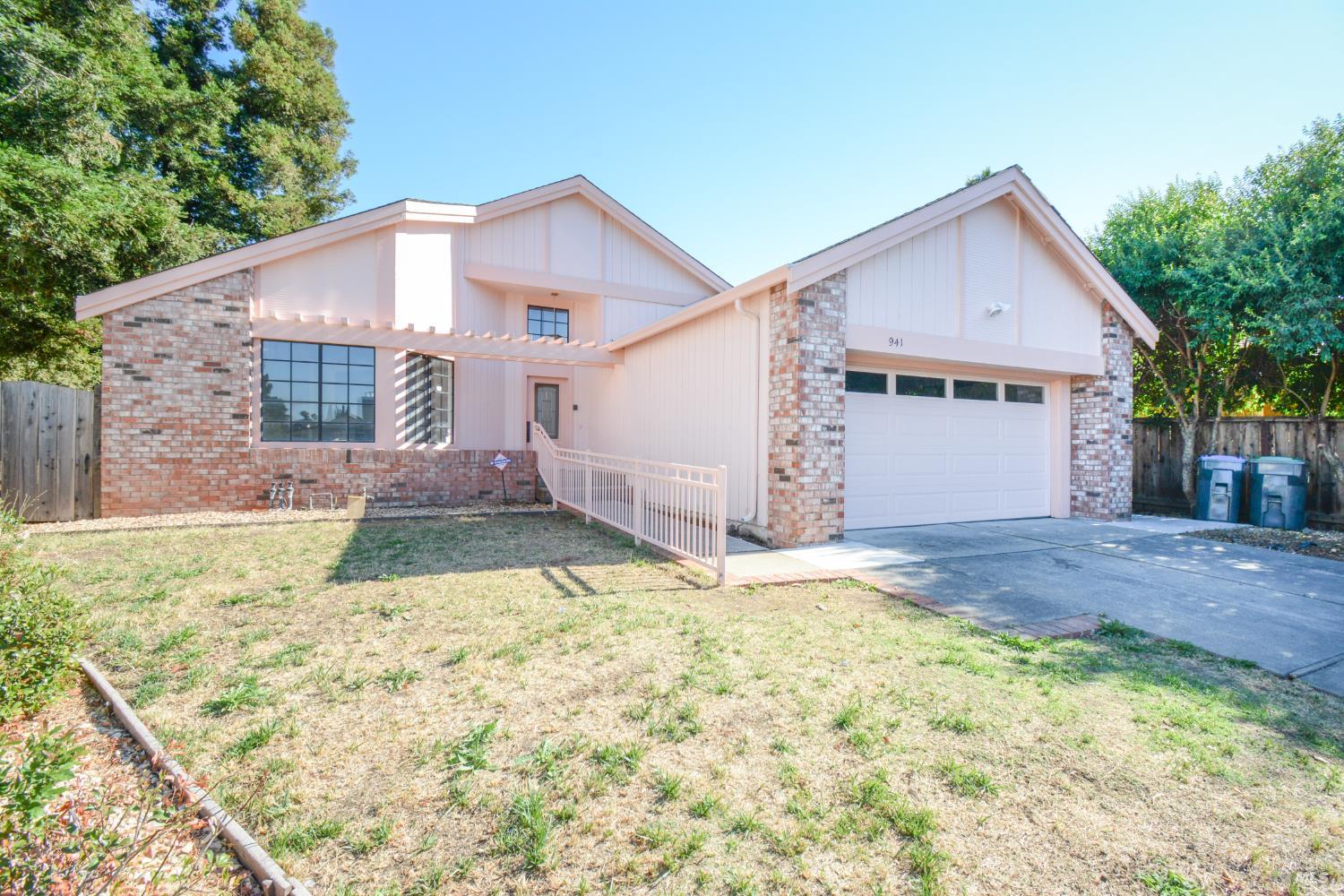 Detail Gallery Image 1 of 36 For 941 Hickory Ct, Fairfield,  CA 94533 - 3 Beds | 2 Baths