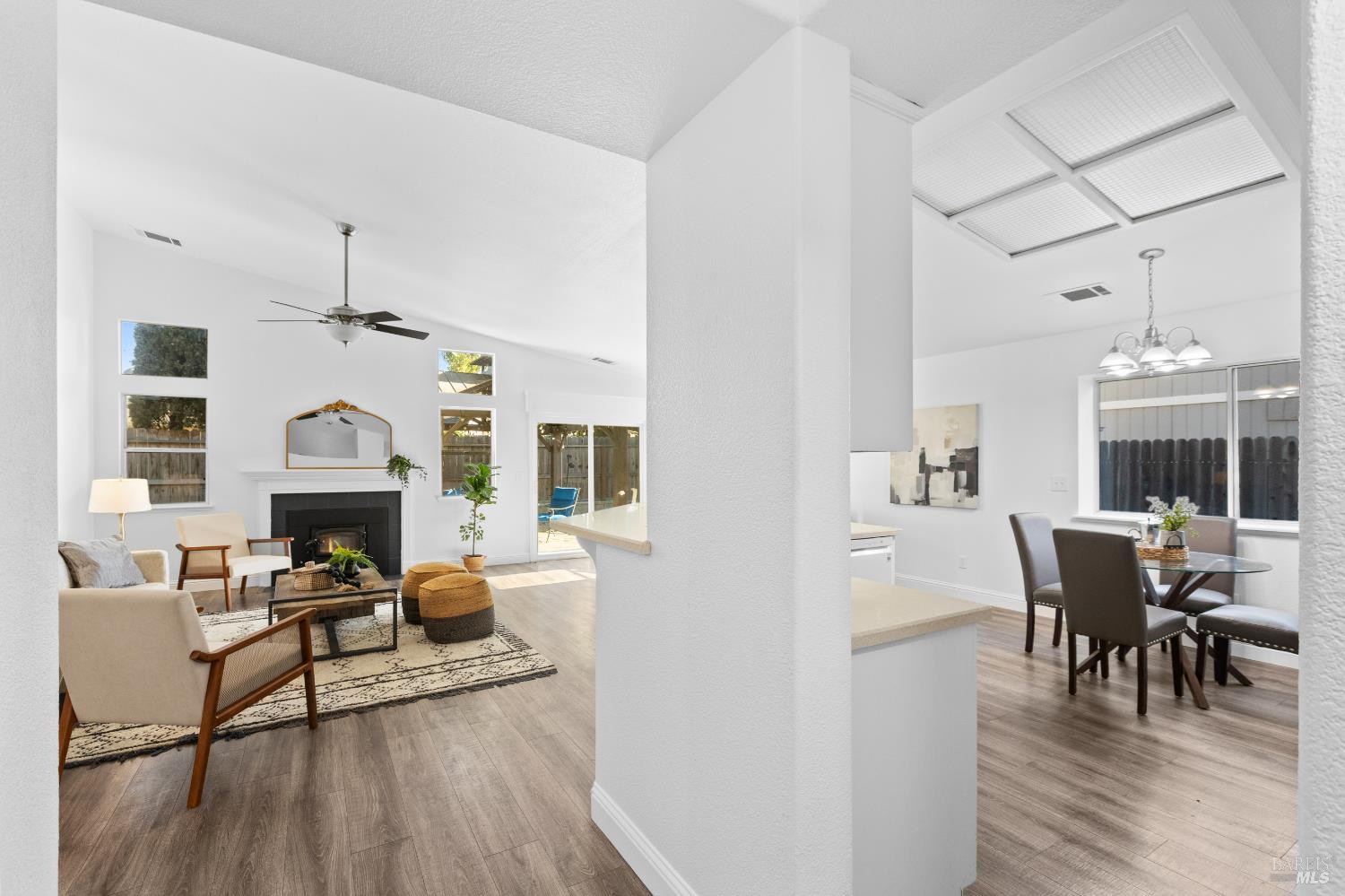 Detail Gallery Image 8 of 42 For 695 Fountain Way, Dixon,  CA 95620 - 4 Beds | 2 Baths