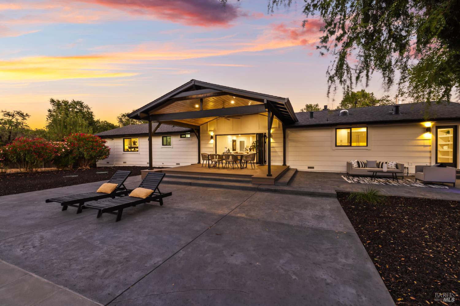 Detail Gallery Image 4 of 66 For 2283 Woodside Way, Healdsburg,  CA 95448 - 3 Beds | 4 Baths
