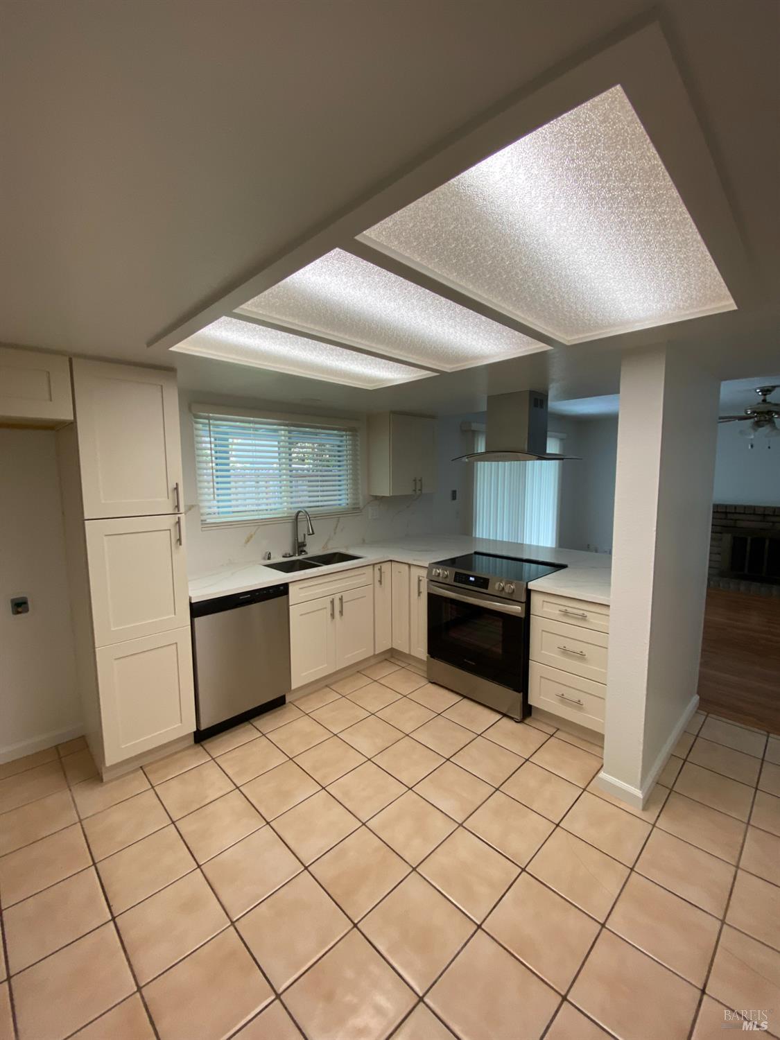 Detail Gallery Image 2 of 12 For 183 Clayton Cir, Vacaville,  CA 95687 - 4 Beds | 2/1 Baths