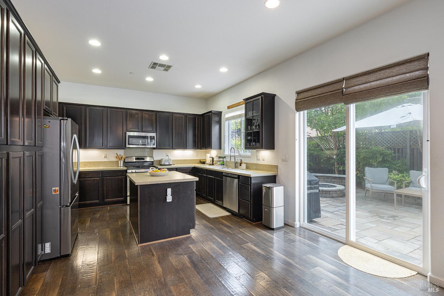 Detail Gallery Image 15 of 42 For 1694 Southridge Dr, Petaluma,  CA 94954 - 4 Beds | 2/1 Baths