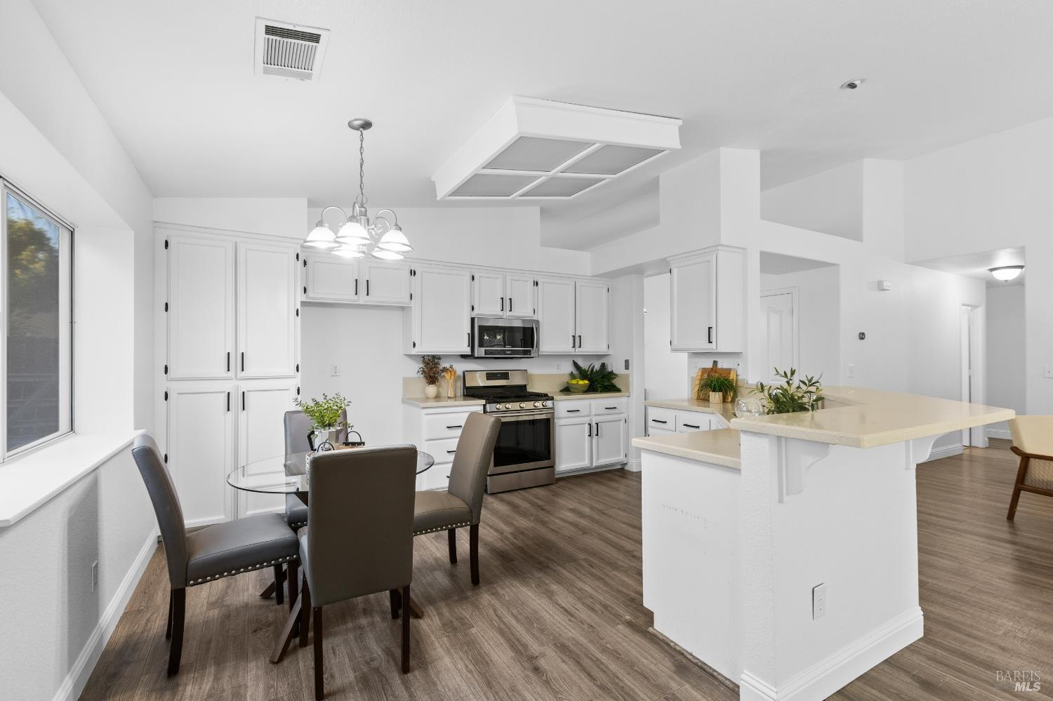 Detail Gallery Image 11 of 42 For 695 Fountain Way, Dixon,  CA 95620 - 4 Beds | 2 Baths