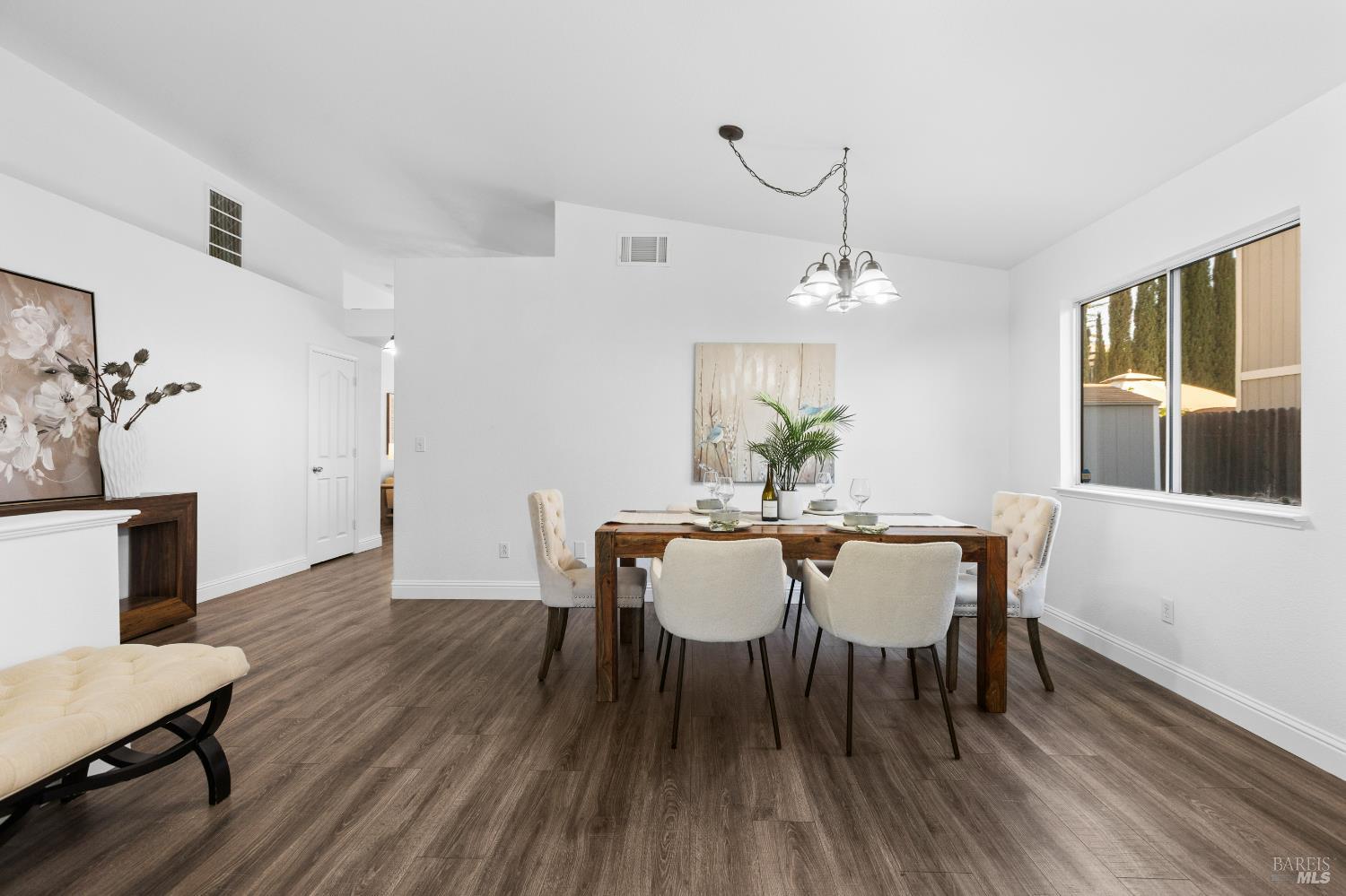 Detail Gallery Image 7 of 42 For 695 Fountain Way, Dixon,  CA 95620 - 4 Beds | 2 Baths