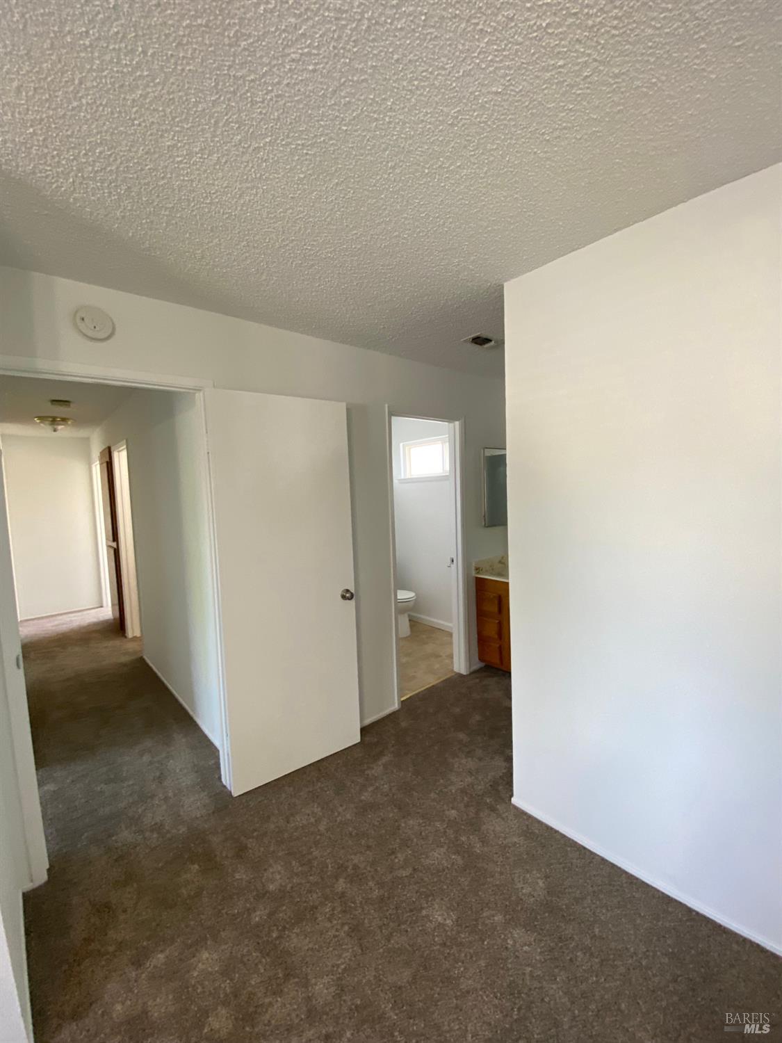 Detail Gallery Image 9 of 12 For 183 Clayton Cir, Vacaville,  CA 95687 - 4 Beds | 2/1 Baths