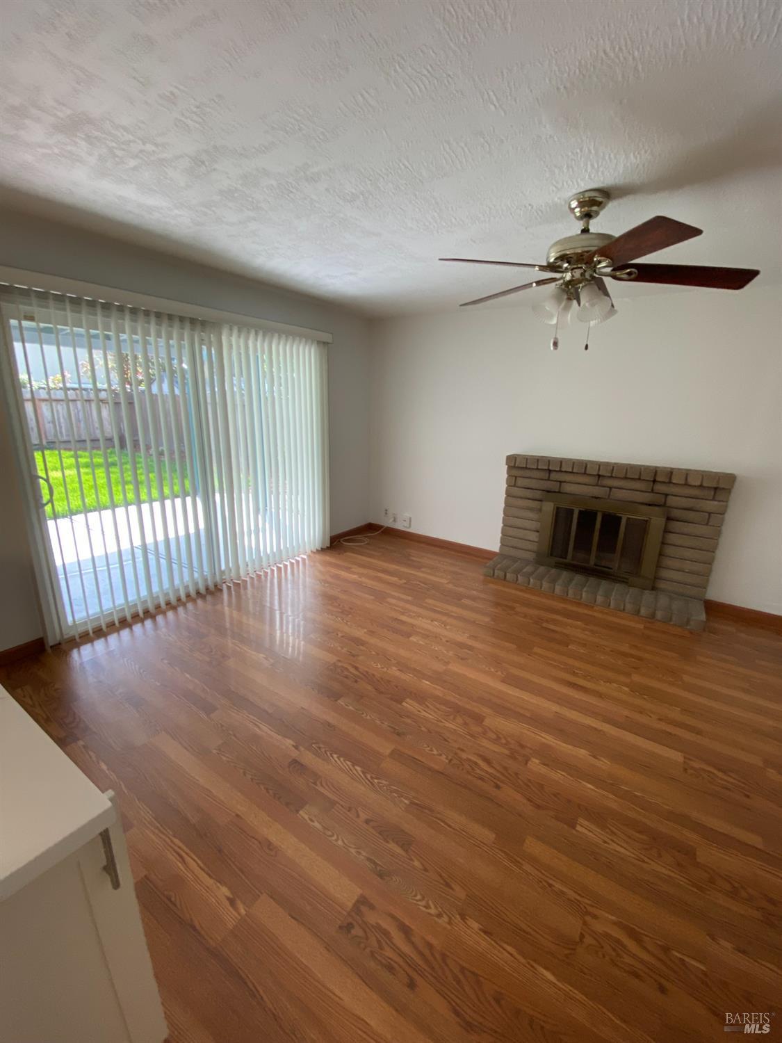 Detail Gallery Image 6 of 12 For 183 Clayton Cir, Vacaville,  CA 95687 - 4 Beds | 2/1 Baths